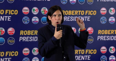 Copertina di “Tanto l’aria s’adda cagnà”: Schlein festeggia in Campania e cita Pino Daniele. E a Meloni: “Ha ben poco da saltare”