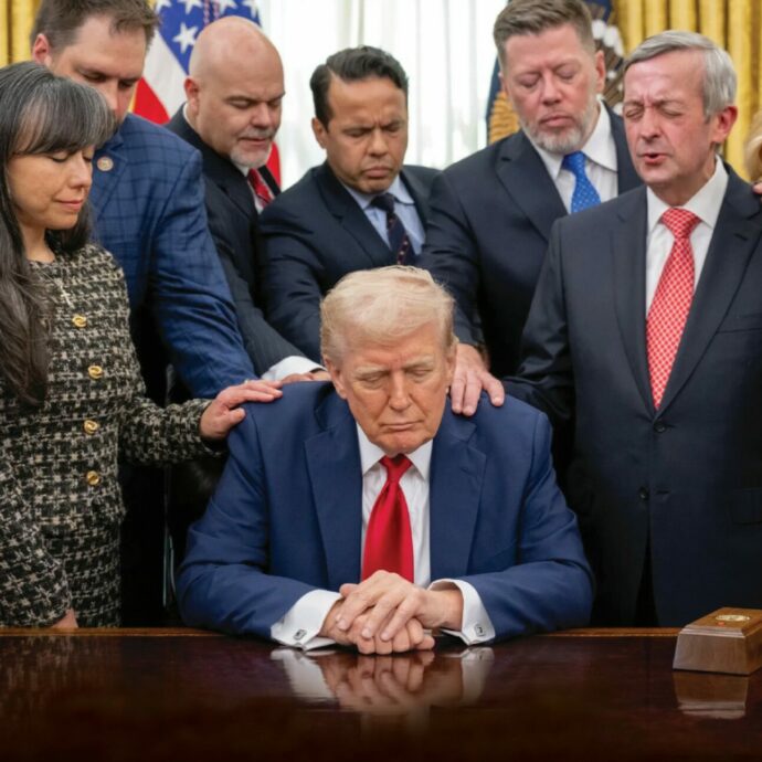 Cristiani trumpiani: “Gesù? Era un migrante, ma non illegale”. L’America delle mega (e Maga) church