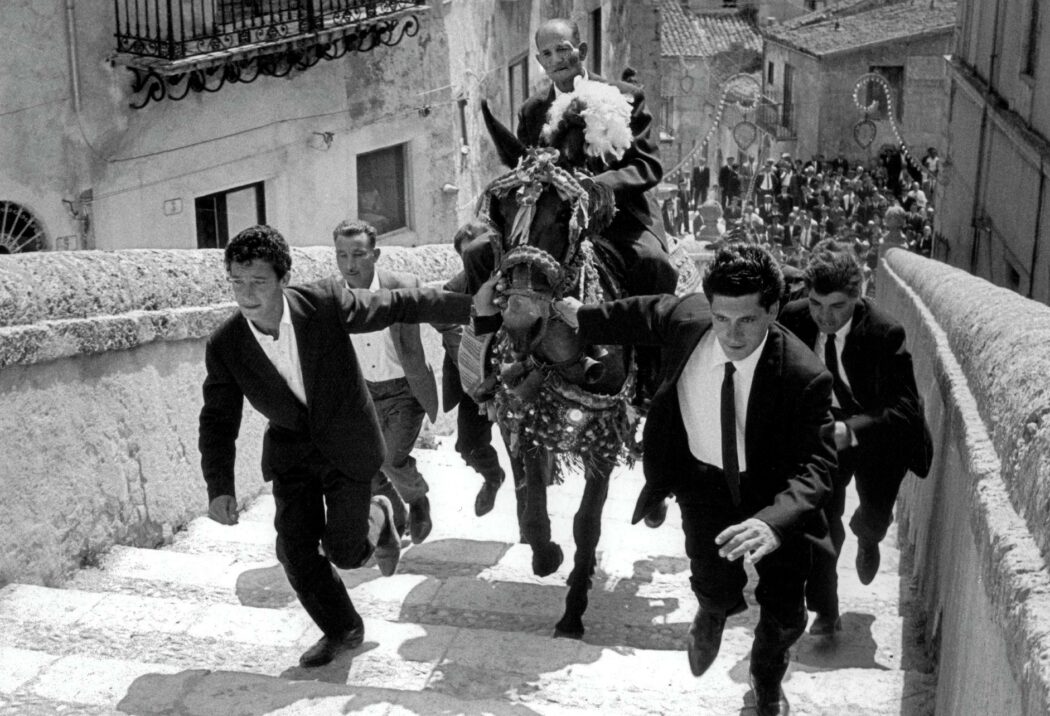 Ferdinando Scianna: le ombre di Sicilia per proiettare il mondo