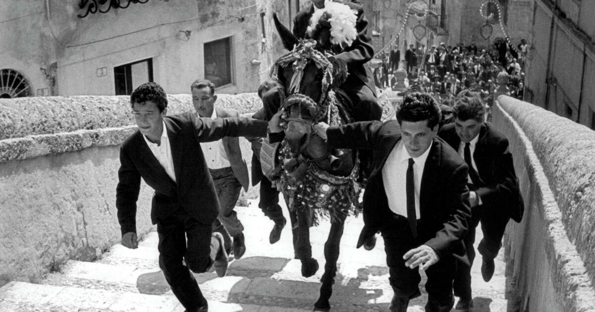 Ferdinando Scianna: le ombre di Sicilia per proiettare il mondo
