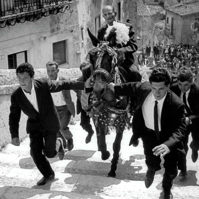 Ferdinando Scianna: le ombre di Sicilia per proiettare il mondo
