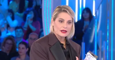 Copertina di “È di una volgarità incredibile, non cambia se sei davanti alle donna o meno. Sarebbe opportuno che chiedessi scusa”: Simona Ventura furiosa