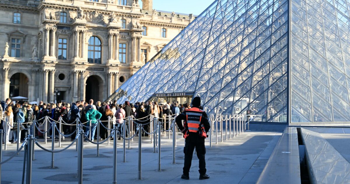 Furto al Louvre: arrestate altre 4 persone nell’inchiesta per il “colpo del secolo” Furto al Louvre: arrestate altre 4 persone nell’inchiesta per il “colpo del secolo”