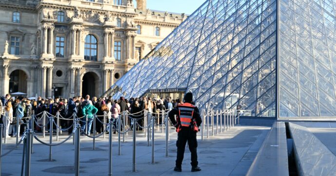 Furto al Louvre: arrestate altre 4 persone nell’inchiesta per il “colpo del secolo”