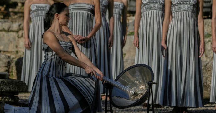Milano-Cortina 2026, oggi si accende la fiamma olimpica: come funziona il rito e il viaggio della torcia dalla Grecia all’Italia