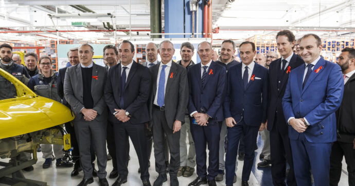 Stellantis avvia la produzione della 500 ibrida a Mirafiori e si autocelebra. Urso esulta: “Mantengono le promesse”