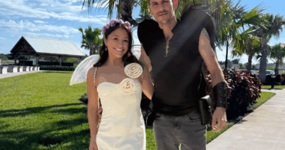 Copertina di Da perfetti sconosciuti al matrimonio: Courtney e Thomas si sono sposati dopo essersi conosciuti online sull’app di quiz Words With Friends