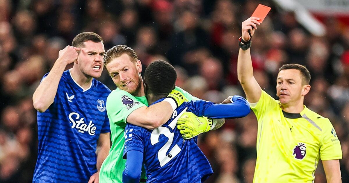 gueye perde la testa e schiaffeggia un compagno dopo un malinteso l8217arbitro lo butta fuori video