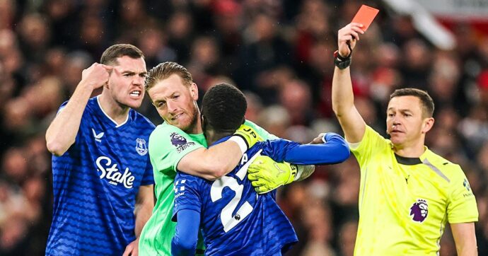 Gueye perde la testa e schiaffeggia un compagno dopo un malinteso: l’arbitro lo butta fuori | Video