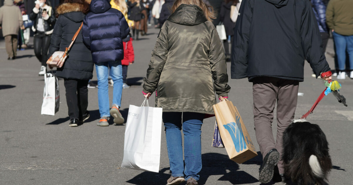 Come sono cambiati gli stipendi italiani negli ultimi dieci anni? Famiglie sempre più povere rispetto al resto dell’Ue – I grafici