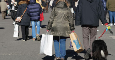 Copertina di Come sono cambiati gli stipendi italiani negli ultimi dieci anni? Famiglie sempre più povere rispetto al resto dell’Ue – I grafici