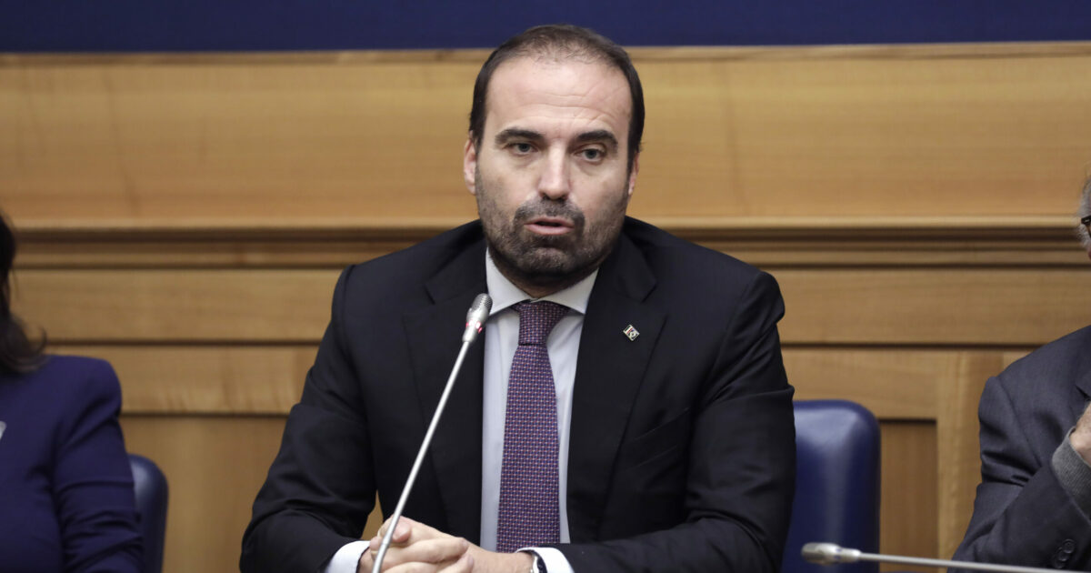 Marattin diffamò il suo ex professore che lo sfotteva sul reddito di cittadinanza: condannato a risarcirlo con 30mila euro