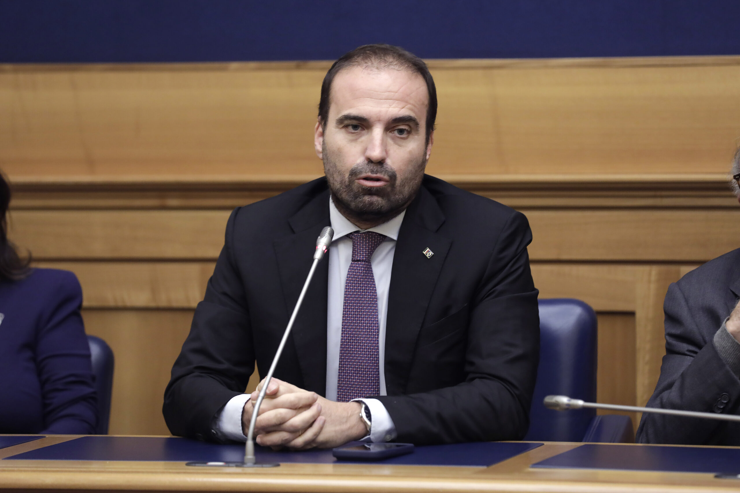 Copertina di Marattin diffamò il suo ex professore che lo sfotteva sul reddito di cittadinanza: condannato a risarcirlo con 30mila euro