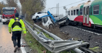 Copertina di Camion bisarca contro un treno regionale nel Ferrarese: auto distrutte e circolazione interrotta