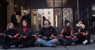 Copertina di Protesta alla Rai di Torino, attiviste occupano l’ingresso: “Narrazioni distorte sulla violenza sulle donne”