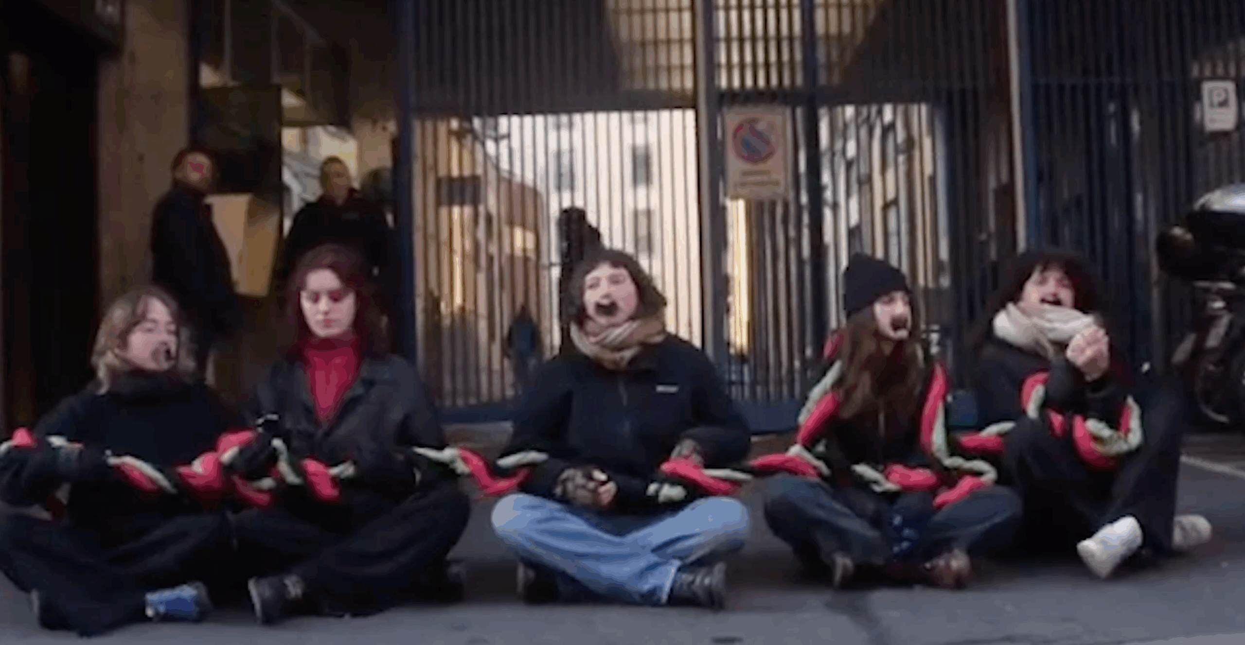 Protesta alla Rai di Torino, attiviste occupano l’ingresso: “Narrazioni distorte sulla violenza sulle donne” Protesta alla Rai di Torino, attiviste occupano l’ingresso: “Narrazioni distorte sulla violenza sulle donne”