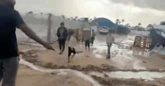 Copertina di Gaza, ancora allagamenti dopo forti piogge: le tende degli sfollati invase da acqua e fango