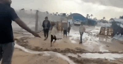 Copertina di Gaza, ancora allagamenti dopo forti piogge: le tende degli sfollati invase da acqua e fango