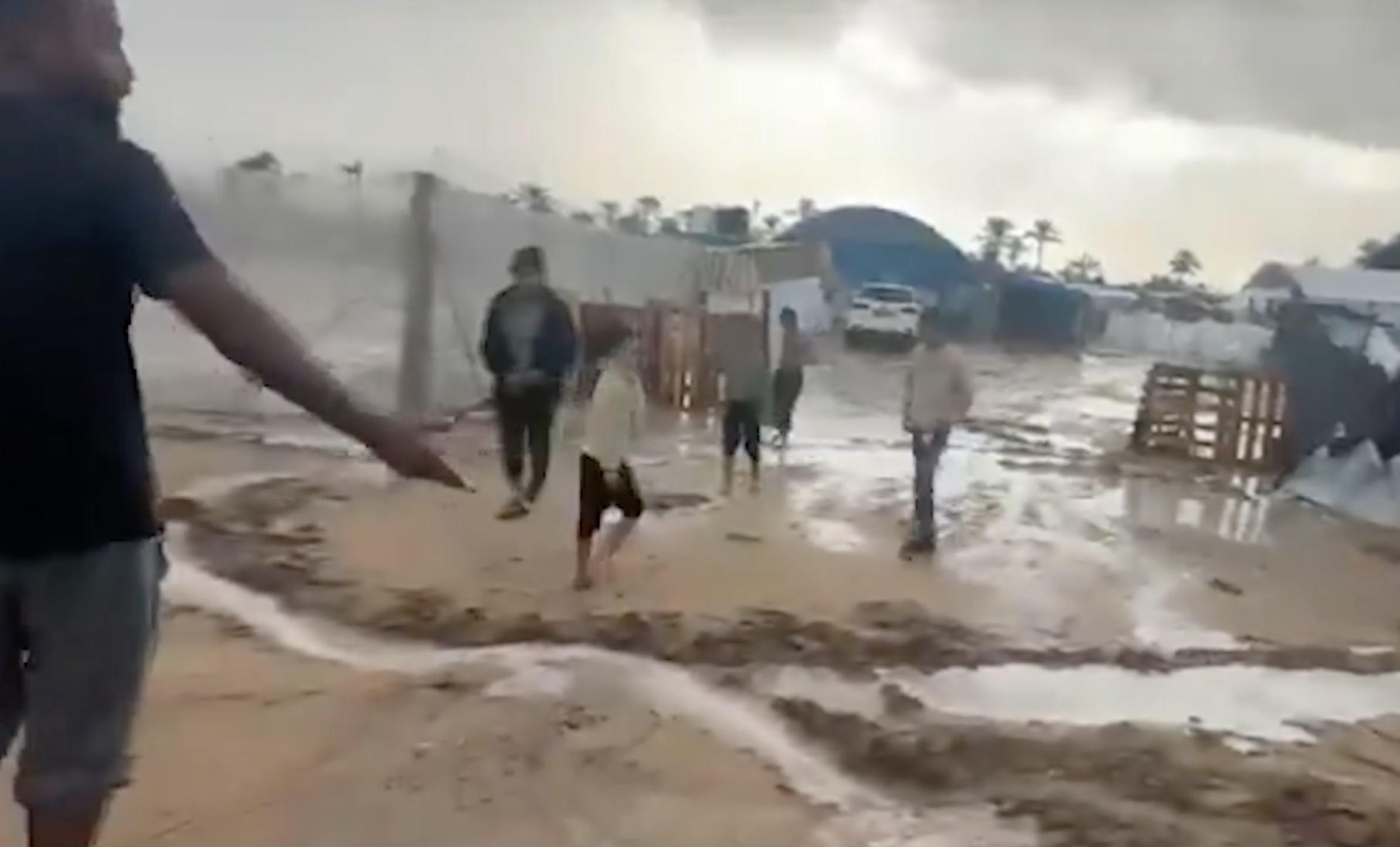 Gaza, ancora allagamenti dopo forti piogge: le tende degli sfollati invase da acqua e fango
