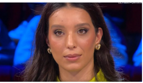 “È diventata una sfida: voglio capire chi tra i due vincerà”: la concorrente non molla e fa a gara con il Dottore di Affari Tuoi, ma poi perde tutto