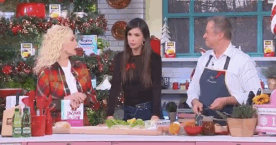 Copertina di “La ricetta del petto di pollo? Non ne sapevo nulla, l’hanno pubblicata così”: lo rivela Elisabetta Canalis. Poi la gaffe di Antonella Clerici: “Il tuo fidanzato…”