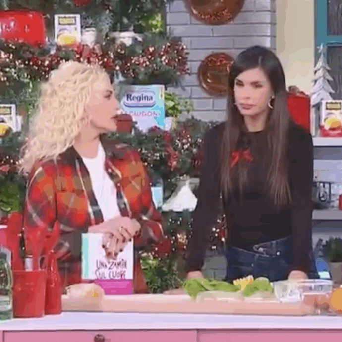 “La ricetta del petto di pollo? Non ne sapevo nulla, l’hanno pubblicata così”: lo rivela Elisabetta Canalis. Poi la gaffe di Antonella Clerici: “Il tuo fidanzato…”