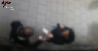 Copertina di “Ti vengo a prendere con tutto il braccialetto e ti taglio la testa”: ex marito arrestato a Napoli per stalking