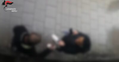 Copertina di “Ti vengo a prendere con tutto il braccialetto e ti taglio la testa”: ex marito arrestato a Napoli per stalking