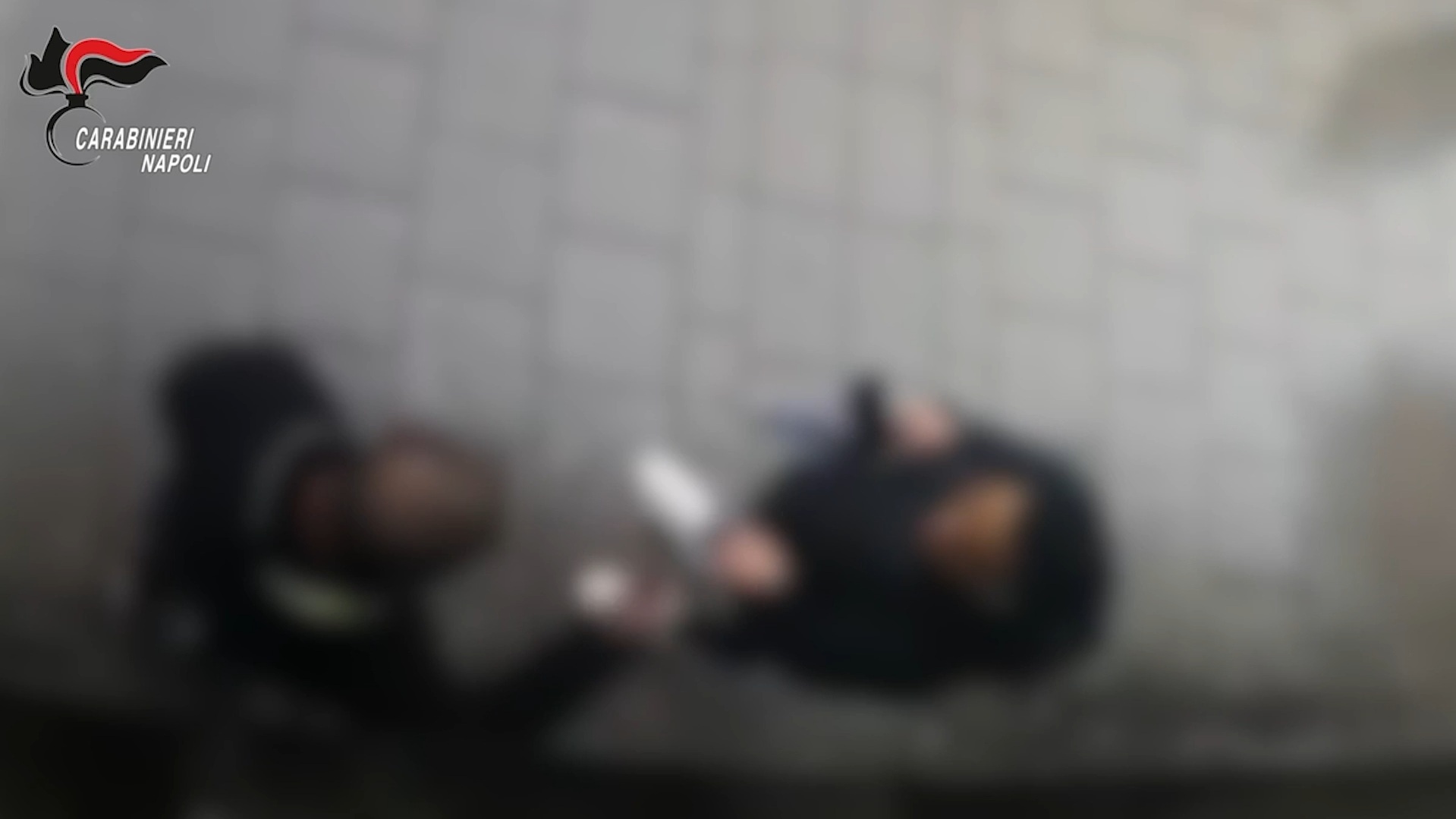 “Ti vengo a prendere con tutto il braccialetto e ti taglio la testa”: ex marito arrestato a Napoli per stalking