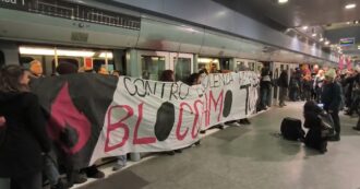 Copertina di Corteo contro la violenza di genere, a Torino le attiviste bloccano la metro – Video