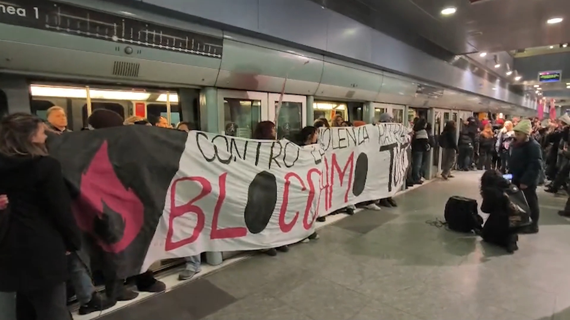 Corteo contro la violenza di genere, a Torino le attiviste bloccano la metro – Video