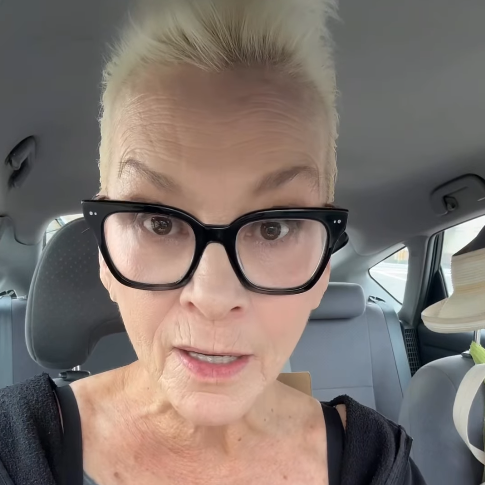 “Stavo allattando e un uomo mi ha urlato di andarmene in modo disgustato. Così ho spruzzato il latte sulla sua bistecca”: parla Susan Powter