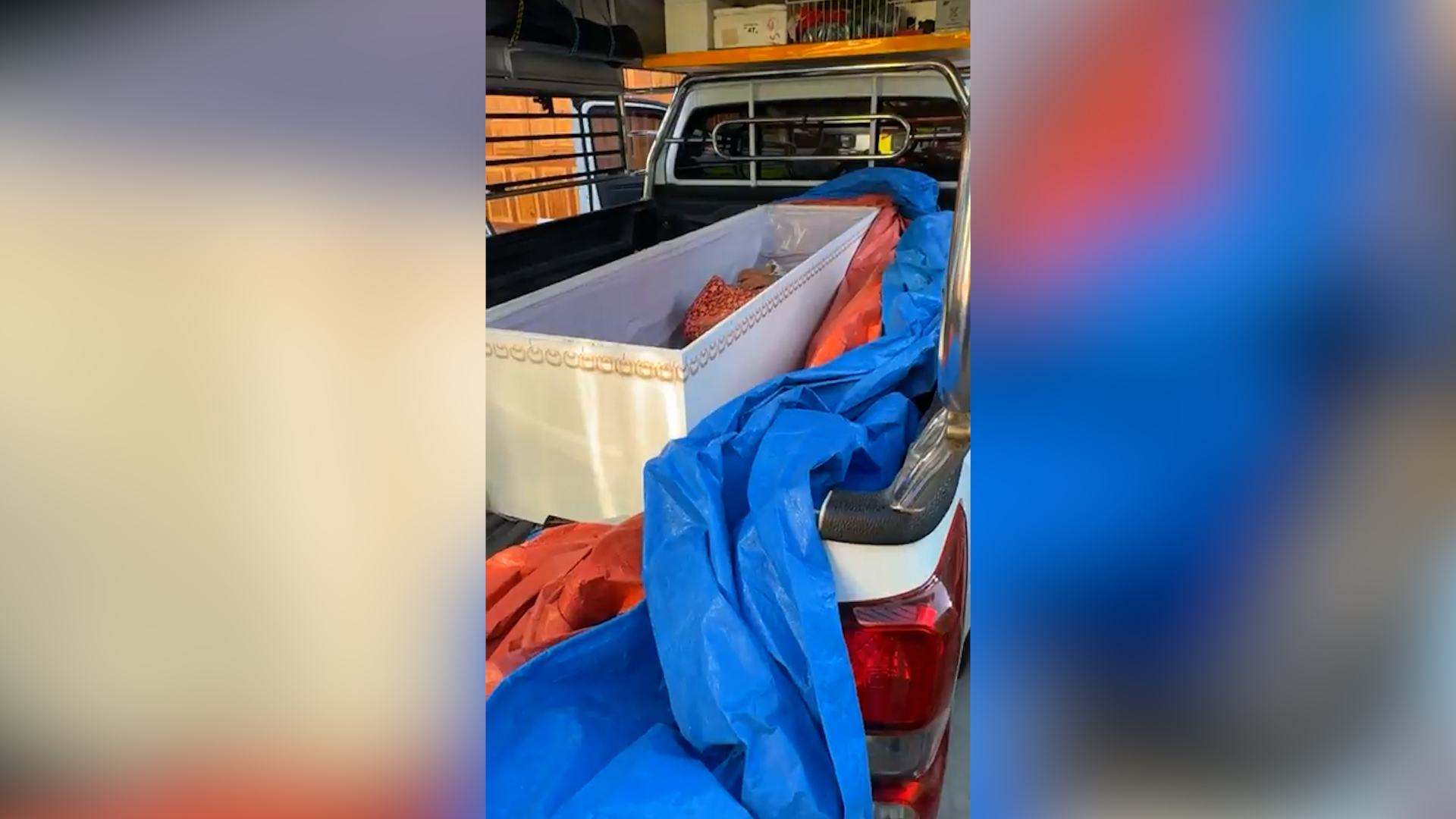 Porta la sorella morta al tempio, ma lei comincia a muoversi nella bara: la scoperta poco prima della cremazione