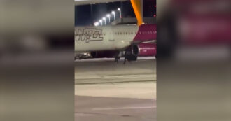 Copertina di Passeggeri arrivano in ritardo e corrono sulla pista per non perdere il volo: allarme all’aeroporto di Colonia – Video
