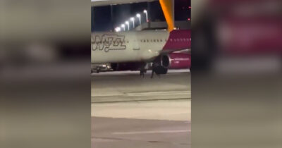 Copertina di Passeggeri arrivano in ritardo e corrono sulla pista per non perdere il volo: allarme all’aeroporto di Colonia – Video