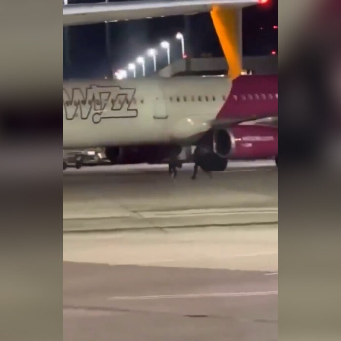 Passeggeri arrivano in ritardo e corrono sulla pista per non perdere il volo: allarme all’aeroporto di Colonia – Video