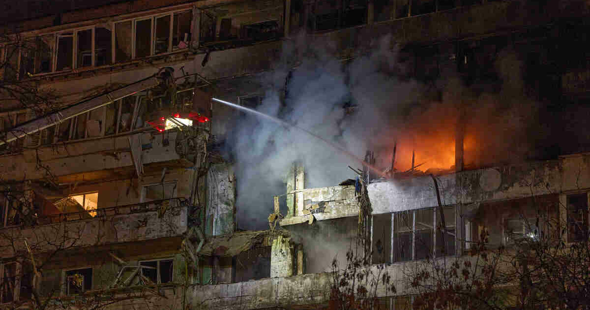 Ucraina, colloqui Usa Russia ad Abu Dhabi. Raid su Kiev con missili e droni: almeno 6 morti