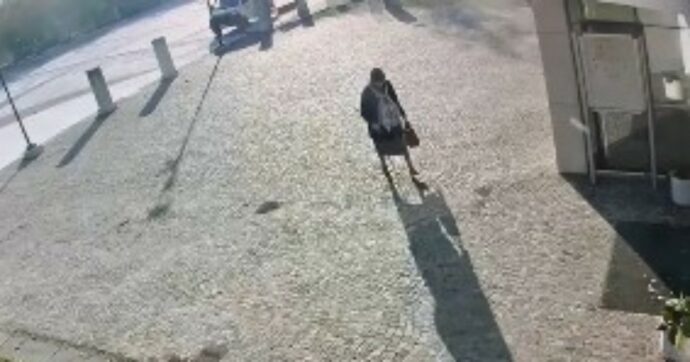 Le immagini dell’uomo travestito dalla madre morta da anni per riscuotere la pensione