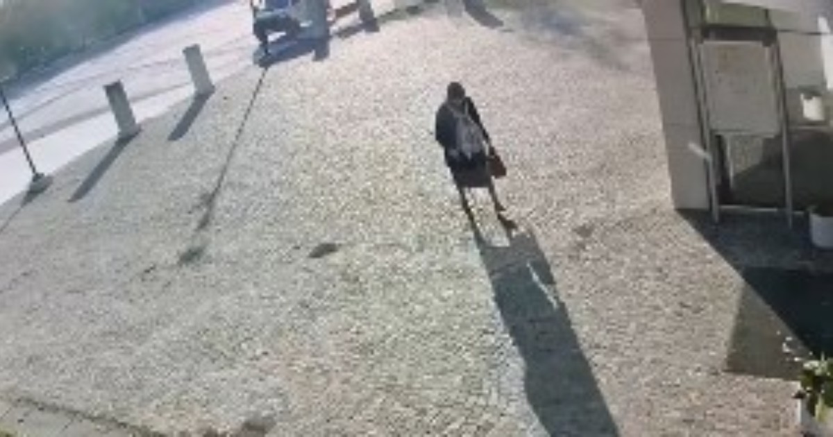 Le immagini dell’uomo travestito dalla madre morta da anni per riscuotere la pensione