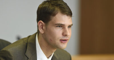 Copertina di “Chi deve morire prima per l’eredità?”: il piano diabolico di Nathan Carman per uccidere il nonno e la mamma e diventare milionario