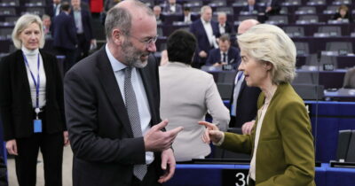 Copertina di Riarmo Ue, ok alla proposta della Commissione di non escludere le “armi controverse”: Ppe vota con l’estrema destra