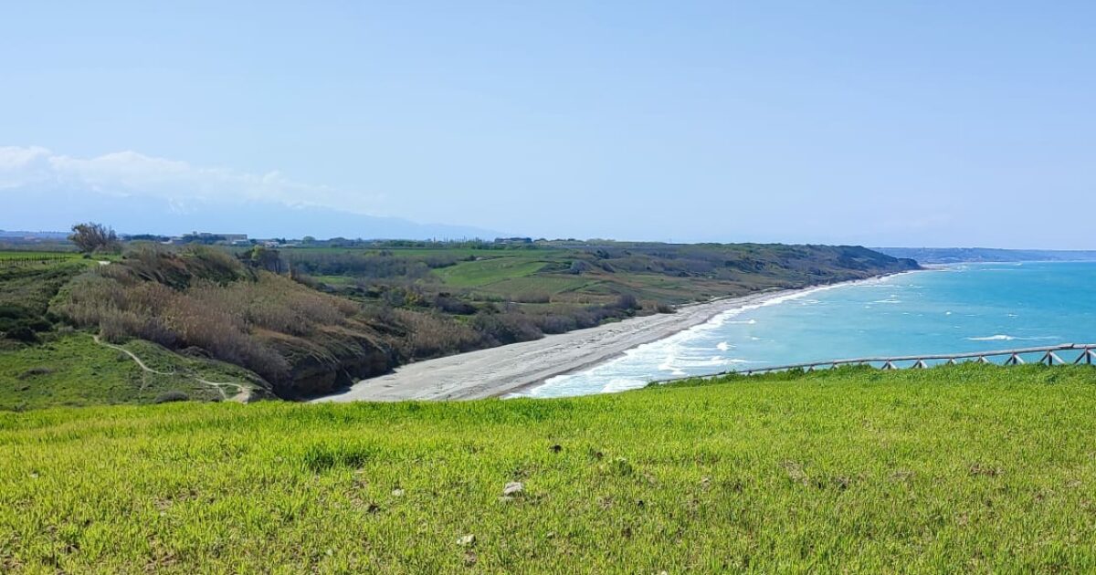 Un resort nella Riserva naturale sulla Costa dei Trabocchi. Rivolta delle associazioni. Il sindaco: “Eco talebani, li denuncio”