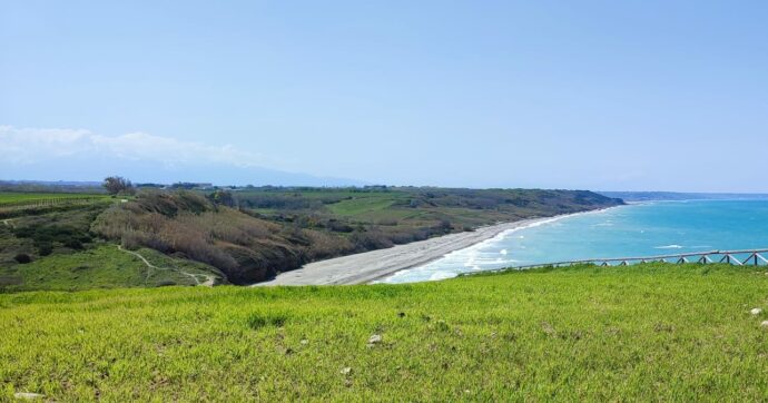 Un resort nella Riserva naturale sulla Costa dei Trabocchi. Rivolta delle associazioni. Il sindaco: “Eco-talebani, li denuncio”