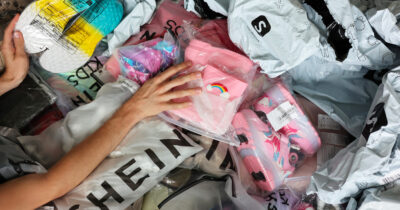 Copertina di Black Friday, l’indagine di Greenpeace: “Un terzo degli abiti Shein contiene sostanze tossiche”