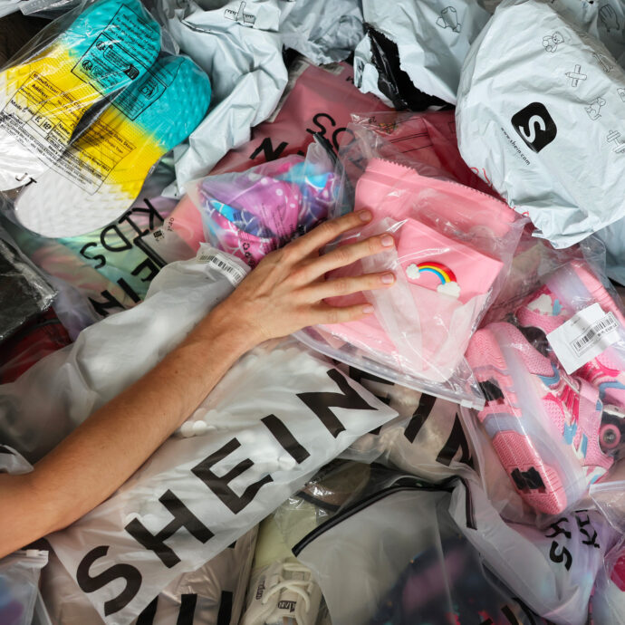 Black Friday, l’indagine di Greenpeace: “Un terzo degli abiti Shein contiene sostanze tossiche”