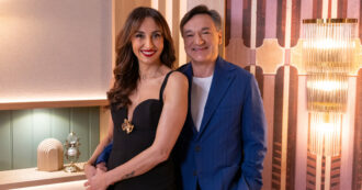 Copertina di “Il mio appuntamento al buio? È andato bene, siamo stati insieme tanti anni”: così Fabio Caressa. Benedetta Parodi: “Io l’avrei fatto ma senza fini matrimoniali”. Ecco “L’amore è cieco Italia” dall’America a Netflix