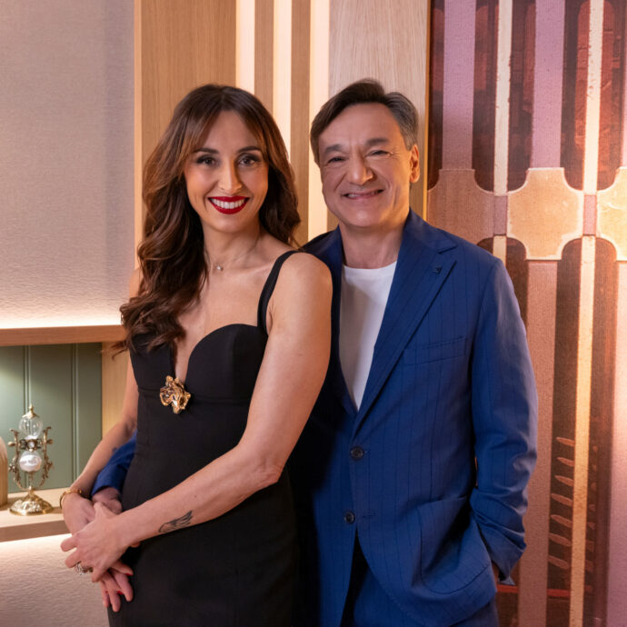 “Il mio appuntamento al buio? È andato bene, siamo stati insieme tanti anni”: così Fabio Caressa. Benedetta Parodi: “Io l’avrei fatto ma senza fini matrimoniali”. Ecco “L’amore è cieco Italia” dall’America a Netflix