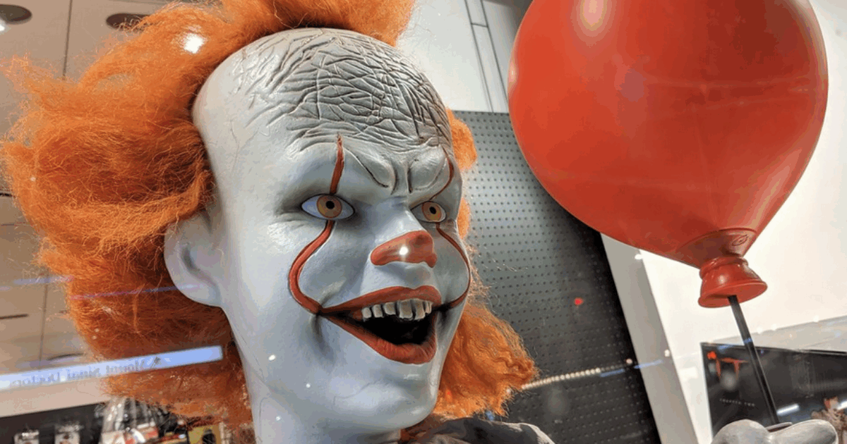 Suonano il campanello mentre sta preparando la colazione per il figlio: va alla porta e sorride vedendo un clown con fiori e palloncini che però le spara e uccide. Il caso risolto dopo 30 anni