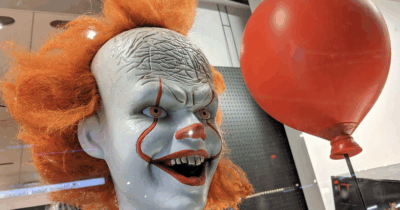 Copertina di Suonano il campanello mentre sta preparando la colazione per il figlio: va alla porta e sorride vedendo un clown con fiori e palloncini che però le spara e uccide. Il caso risolto dopo 30 anni