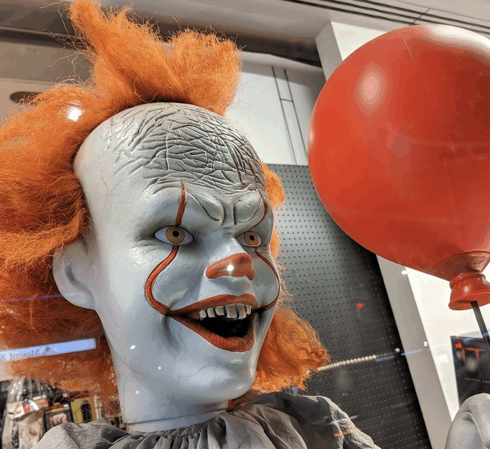 Suonano il campanello mentre sta preparando la colazione per il figlio: va alla porta e sorride vedendo un clown con fiori e palloncini che però le spara e uccide. Il caso risolto dopo 30 anni